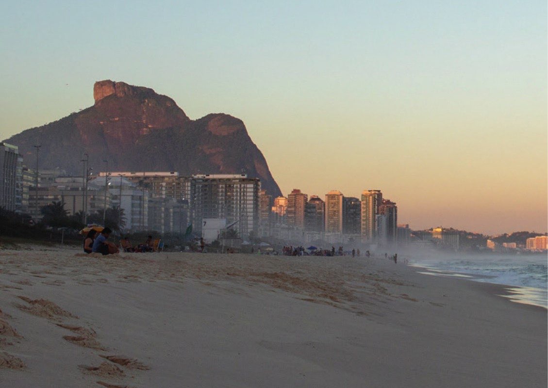A praia da Barra da Tijuca no fim da tarde, com a Pedra da Gávea ao fundo