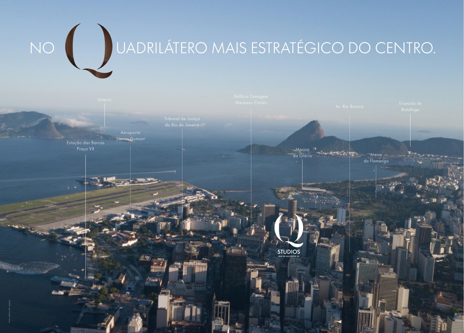 Foto aérea do Centro do Rio e da Baía de Guanabara com a posição do Q Studios marcada